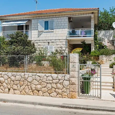 Oasis - Zf Hvar Хвар